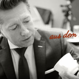 Podcast thumbnail for Aus dem Cafésatz, aktuelle Kapitalmarkt Themen verständlich erklärt mit Zsolt Janos