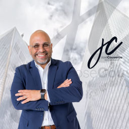 Podcast thumbnail for Real Estate al Descubierto: Diálogos con Líderes y Expertos con José Couvertie