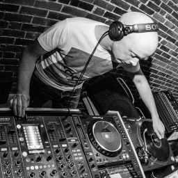 Podcast thumbnail for Mike Speed | React Radio UK Show | www.reactradio.uk | Underground & Oldskool Beats
