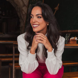 Podcast thumbnail for saraqueiroz