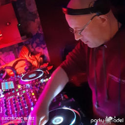 Podcast thumbnail for Florian Martin in the Mix